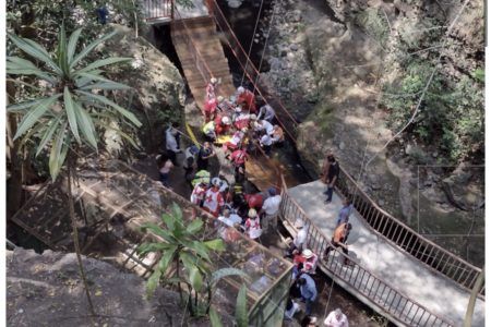 Cae puente colgante recién remodelado en Cuernavaca, hay varios heridos 