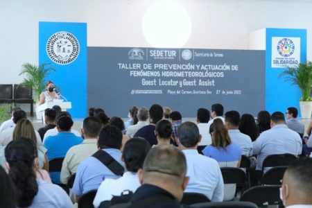 Imparten talleres para enfrentar huracanes en Solidaridad