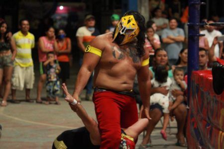 Espectacular noche de lucha libre se vivió en el deportivo Colosio