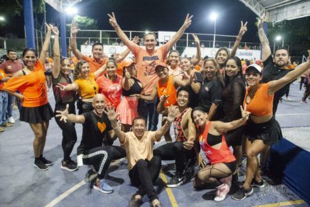 Con éxito se realizó la megaclase naranja en Puerto Aventuras