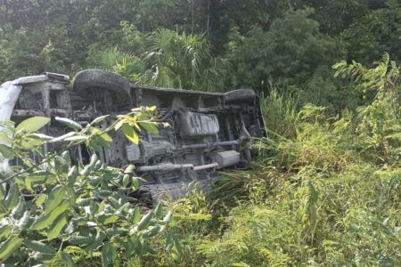 Van de turismo vuelca sobre la carretera federal 307