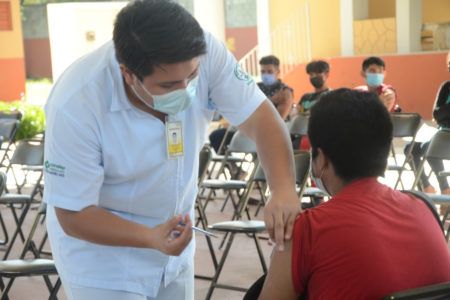 Aplican segundas dosis para adolescentes en cinco municipios