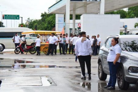 Protestan choferes de combis contra director de transporte de Solidaridad