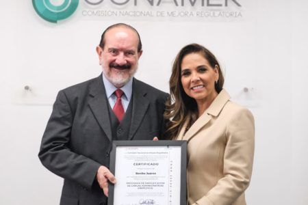 Recibe Mara Lezama certificado Simplifica por trabajo en Benito Juárez