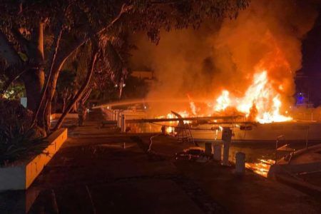 Incendian 2 embarcaciones atracadas en Puerto Aventuras