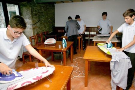 Enseñan en colegio a niños a planchar, cocinar y lavar trastes como parte de sus materias
