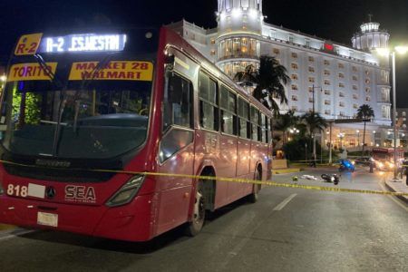Pareja choca motocicleta con camión de transporte público