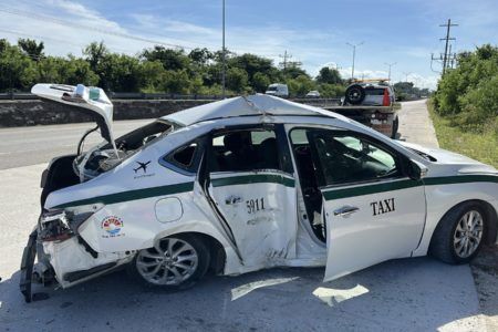 Estalla neumático de taxi veloz y choca; deja varios heridos