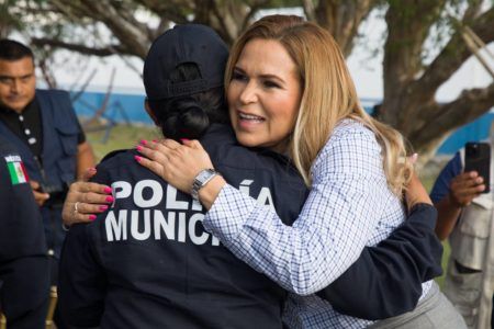 Amplía Lili Campos beneficios a policías y sus familias de Solidaridad