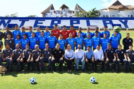 Posan para la foto integrantes del Inter Playa del Carmen