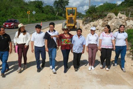Mara Lezama supervisa construcción de ciclopista prometida en Chunhuhub