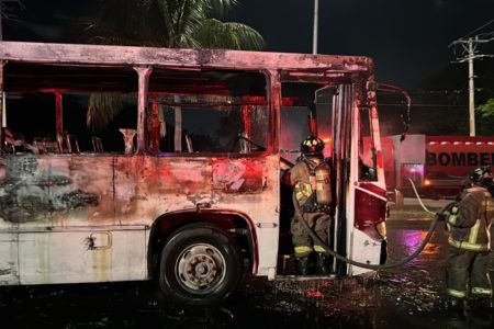 Llamas consumen autobús de personal en Cancún