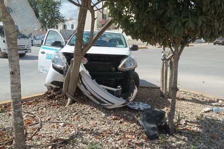 Rijosa mujer taxista choca contra camellón en Villas del Sol