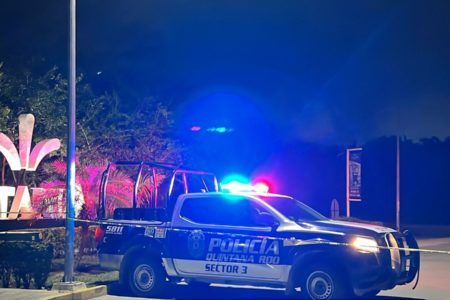 Ejecutan en Cancún a dos personas cuando viajaban en su carro en movimiento