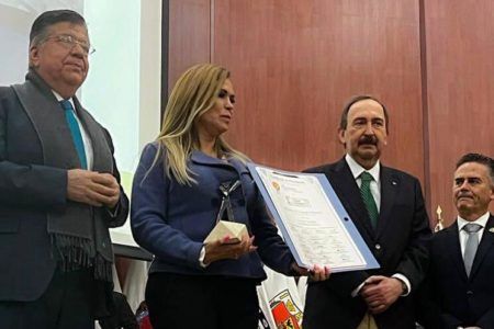 Recibe Lili Campos reconocimiento por buen gobierno