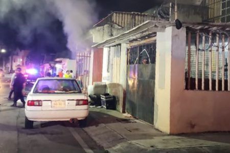 Mueren dos en incendió de casa en Playa de Carmen; hay un herido con quemaduras de 2do y 3er grado