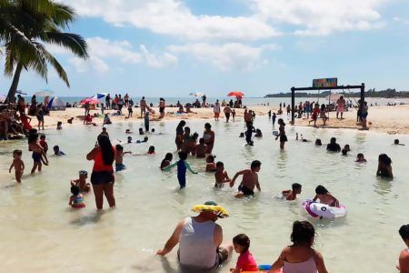 Turistas y locales disfrutan de playas cuidadas en Playa del Carmen