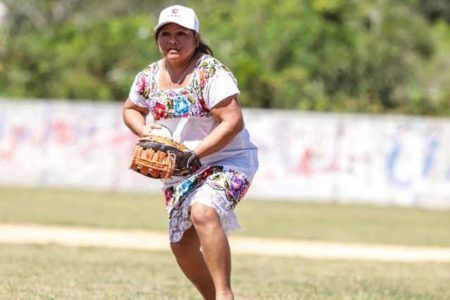 Encuentro amistoso softbol entre Colibríes de PDC contra las Amazonas de Yaxunah