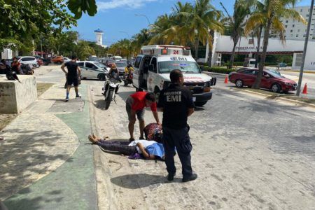 Van atropella y mata a una mujer en Cancún