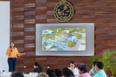 Escuchan a sectores para renovación de la Plaza 28 de Julio de Solidaridad
