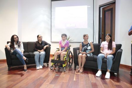Mujeres atletas imparten seminario a universitarios