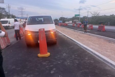Van de turismo atropella a trabajador sobre el Boulevard Playa del Carmen