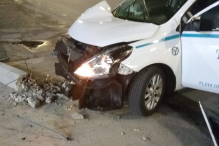 Taxista impacta su vehículo contra un poste en la colonia Colosio