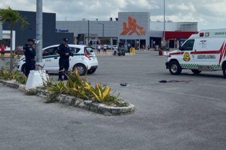 A balazos atacan a pasajero de taxi en Cancún