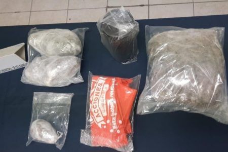 Decomisa policía de Solidaridad cartuchos útiles y drogas