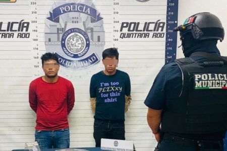 Con pistola en mano, son atrapados dos sujetos en Playa del Carmen