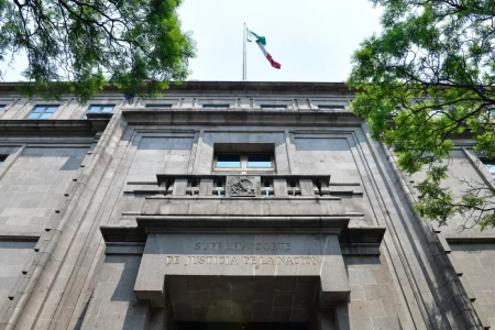 La directora interina para las Américas de HRW, Tamara Taraciuk, calificó de “importante” el fallo de la SCJN que invalidó el traslado de la militarizada Guardia Nacional a la Sedena porque el Artículo 21 constitucional establece que esa corporación es un ente civil.