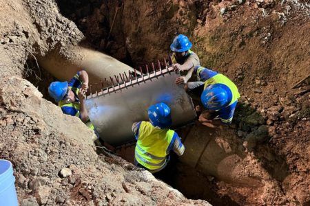 Aguakan avanza en reparación de tubenería de agua potable en Solidaridad