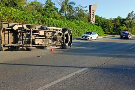 Vuelca camioneta sobre el Boulevard playa del carmen.
