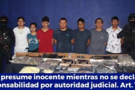 Seis hombres y una mujer fueron asegurados abordo de dos vehículos con armas largas y drogas