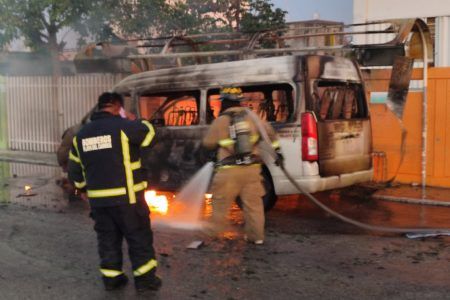Llamas consumen van de transporte público en Puerto Aventuras