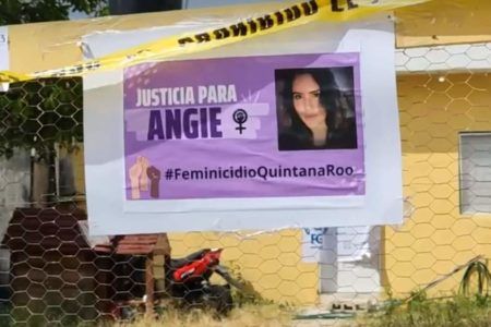Madre de la Joven Angie asesinada en Cozumel, deja flores en el domicilio donde la quitaron la vida