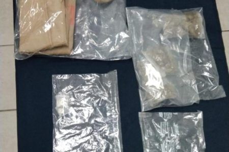 Policías municipales “se topan” con bolsa de drogas en Playa del Carmen