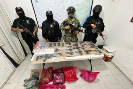 Aseguran 18 armas de fuego, 13 paquetes de cocaína y decenas de balas en Tulum
