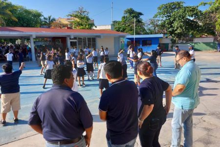 Donan taxistas mobiliario a escuela primaria “Niños Héroes” en Playa del Carmen