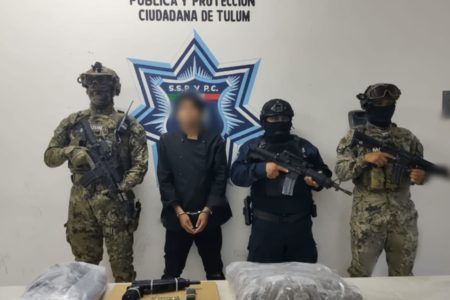 Atrapan en Tulum a narquillo armado y medio centenar de dosis de drogas