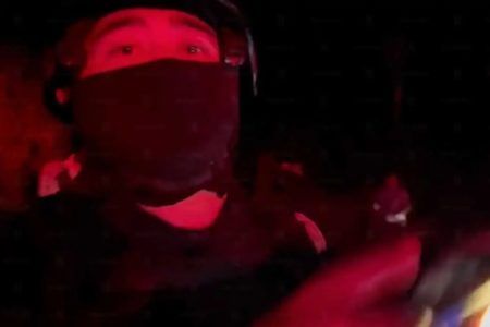 Tras casi un año, vinculan a proceso a policía de Tulum que agredió a periodista