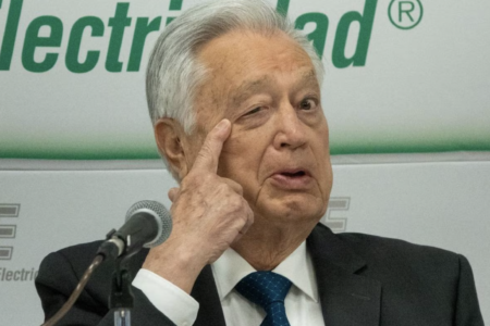 Manuel Bartlett le hace al Tío Lolo ante cuestionamientos de apagones en zonas del país