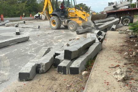 Encontronazo entre tráiler y camión sobre la carretera federal 307