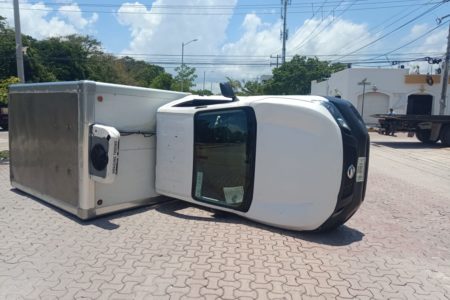 Conductor no respeta su alto y termina volcado en la colonia Nictehá de Playa del Carmen