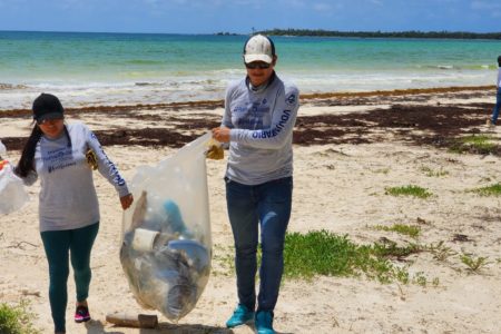 Se unen para limpiar playas de Sian Ka’an