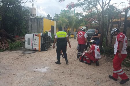 Mototaxista atropella a mujer; huye y termina chocando y volcando en Cristo Rey