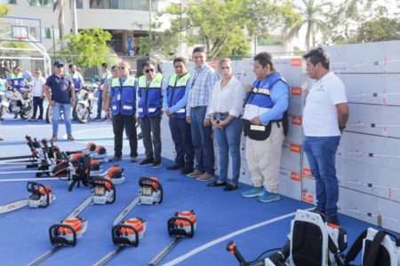 Lili Campos equipa a trabajadores de servicios públicos