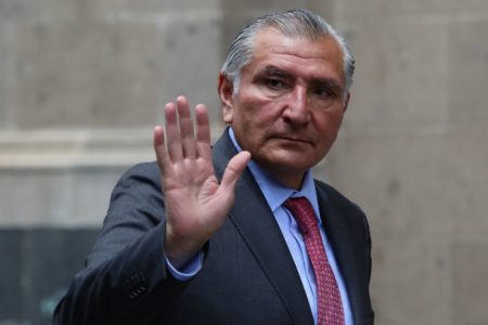 Presenta Adán Augusto su renuncia a AMLO