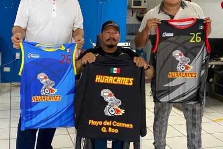 Estrenan uniformes Huracanes de Playa del Carmen