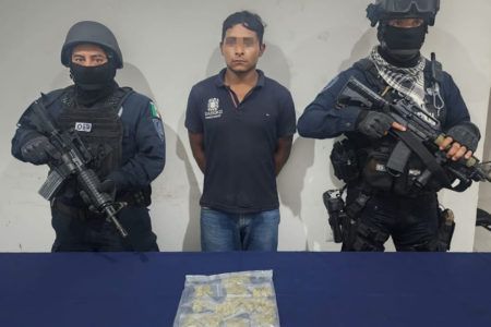 Lo “cachan” en calles de Tulum manipulando marihuana